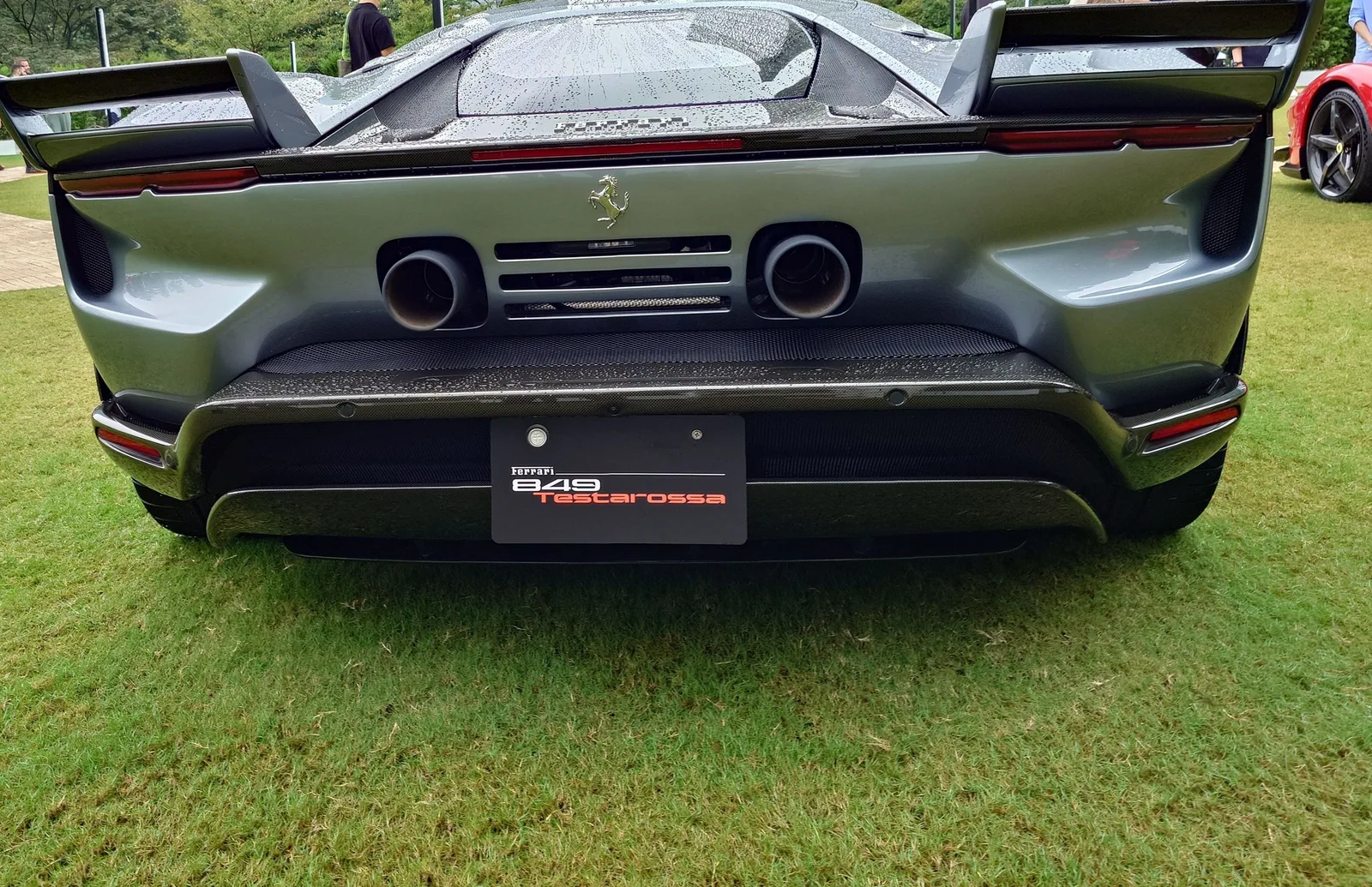 グレーの849テスタロッサを真後ろから撮った写真。大きなリアウイングと2本出しマフラー