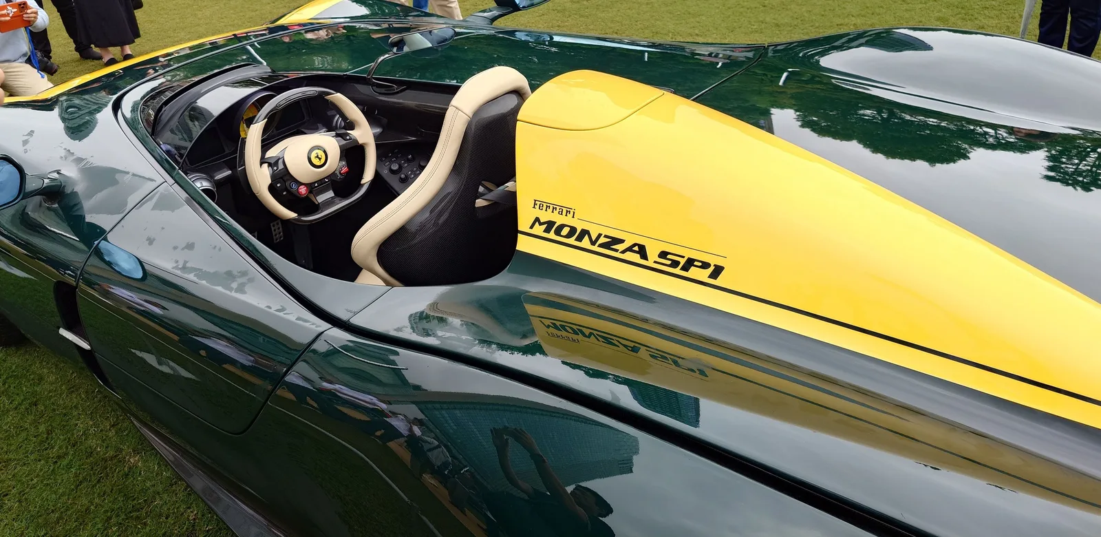 モンツァSP1の運転席の横から撮った写真。黄色い部分に「MONZA SP1」の文字