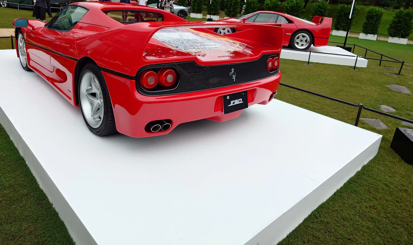 赤いF50を斜め後ろから撮った写真。奥に別の赤いフェラーリが見える