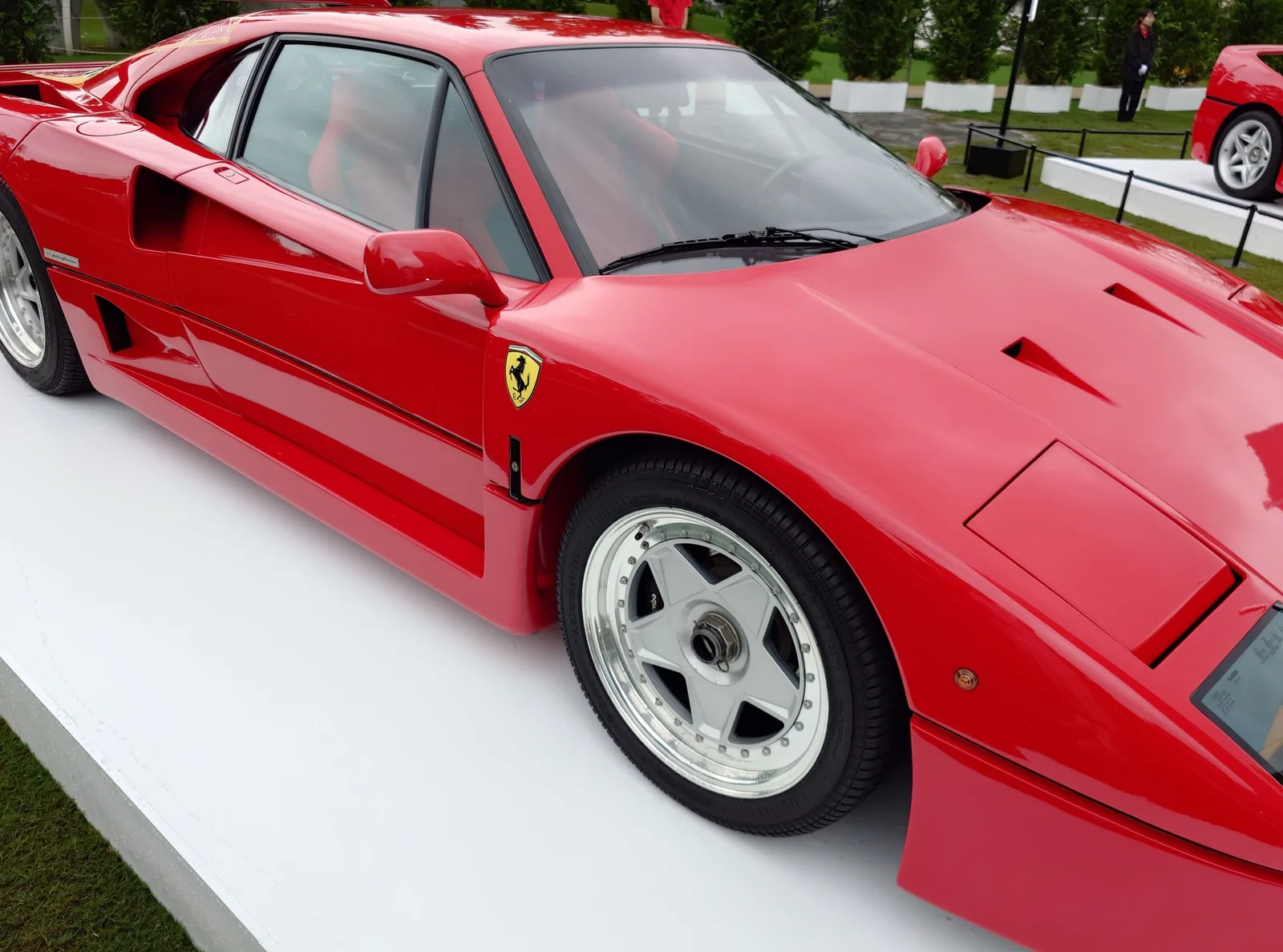 F40のフロントまわりを斜め前から撮った写真。白い5本スポークのホイール