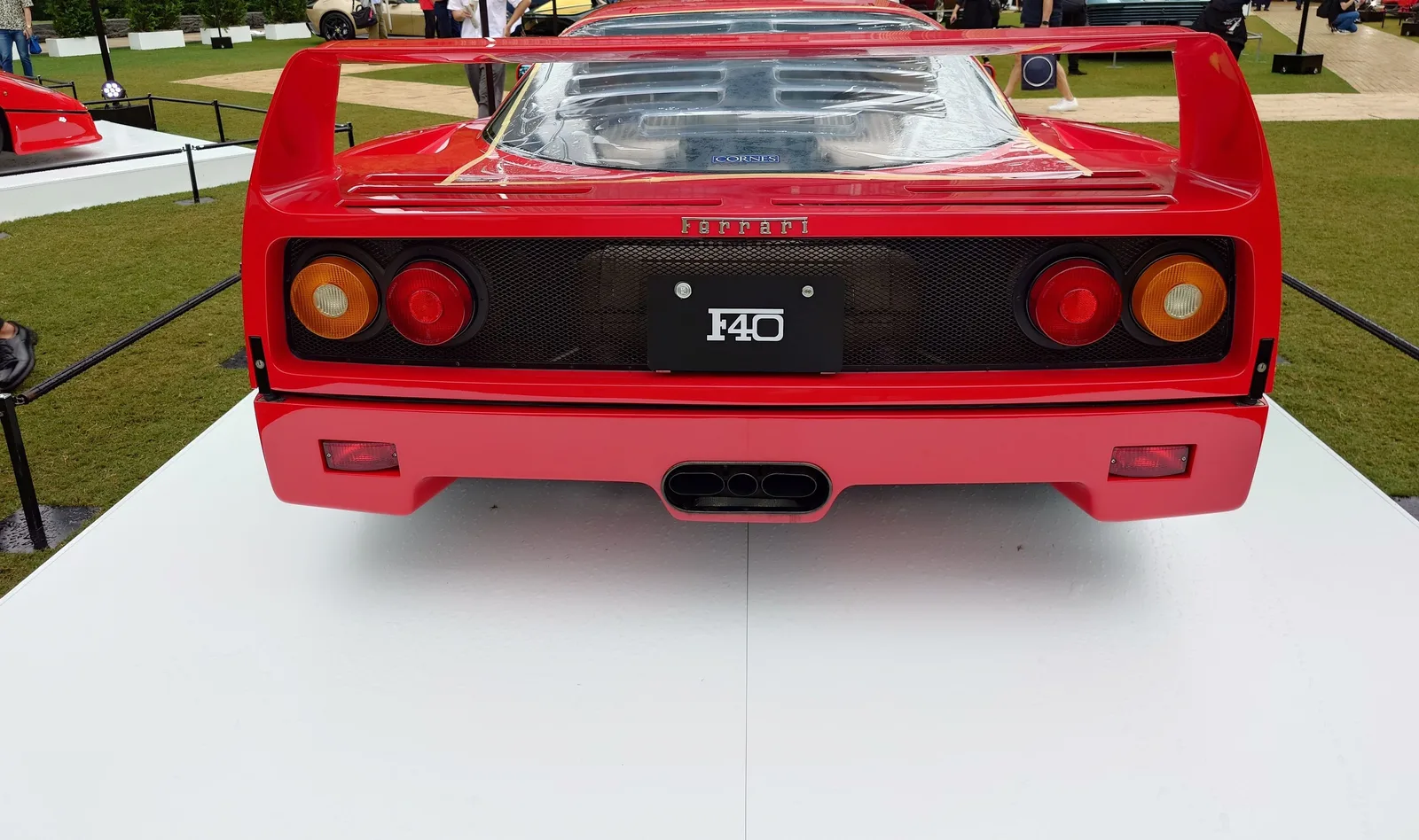 F40を真後ろから撮った写真。丸いテールランプが左右に2つずつ並ぶ