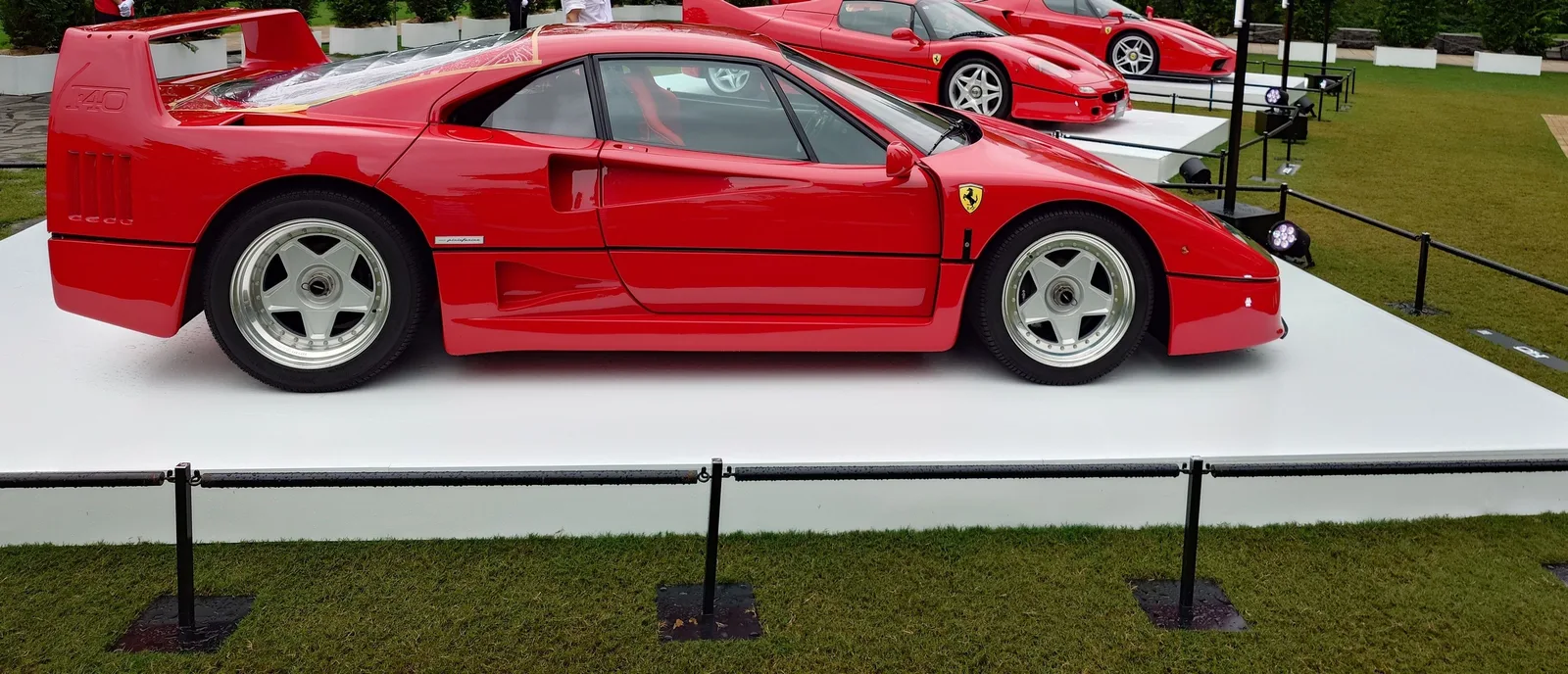 赤いF40を真横から撮った写真。大きなリアウイングが見える