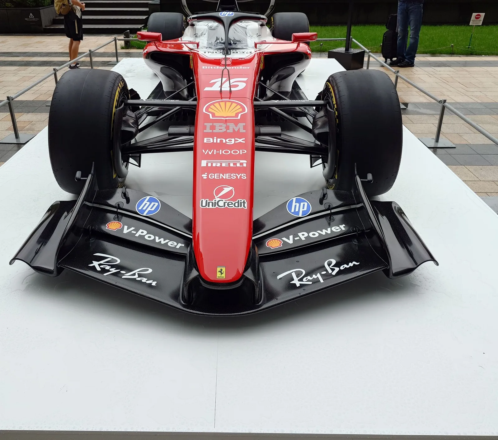 赤と白のカラーリングのF1マシンを正面から撮った写真