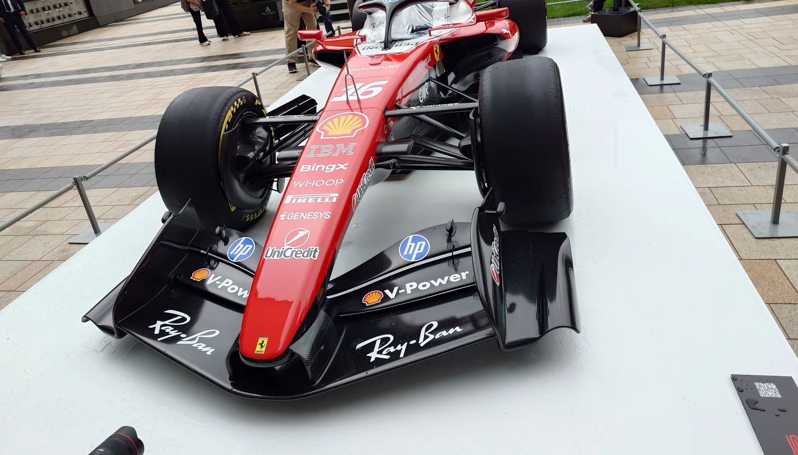 同じF1マシンを斜め前から撮った写真