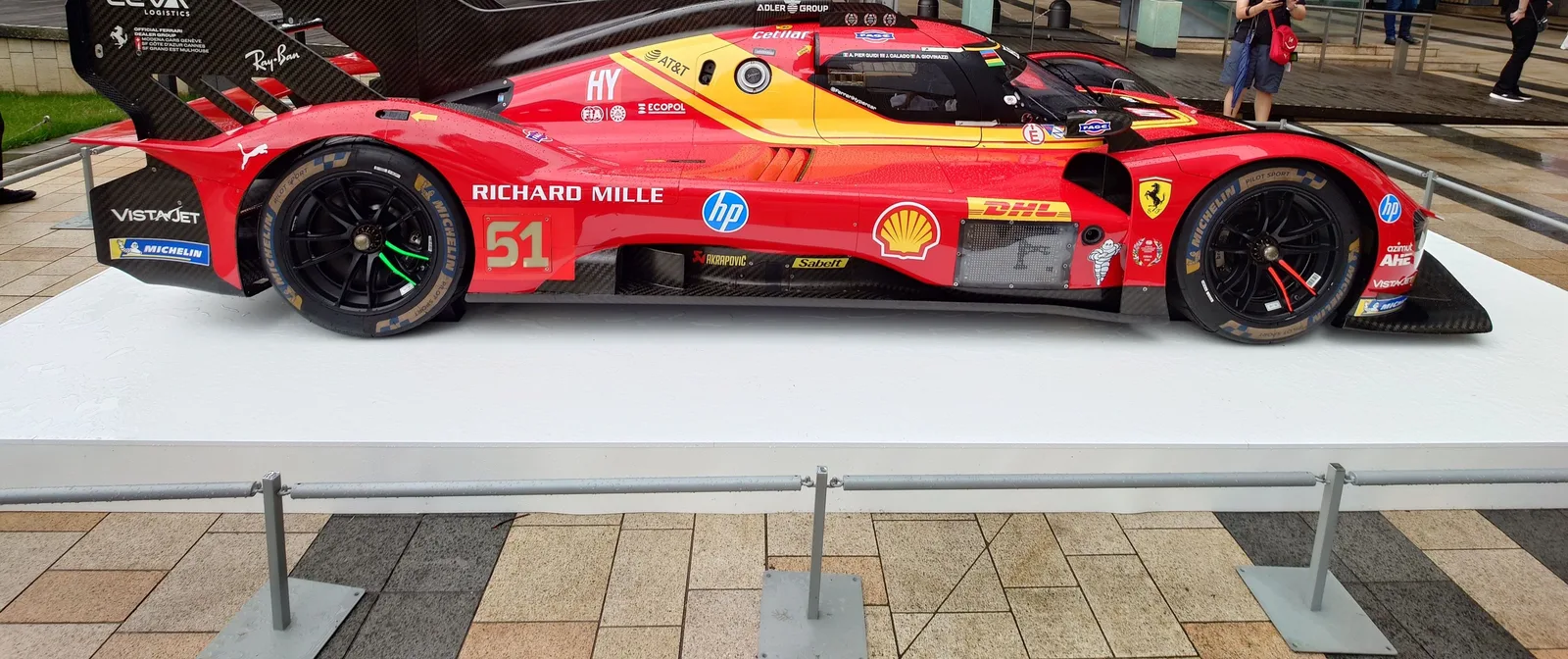 ゼッケン51の赤と黄色の499Pを真横から撮った写真