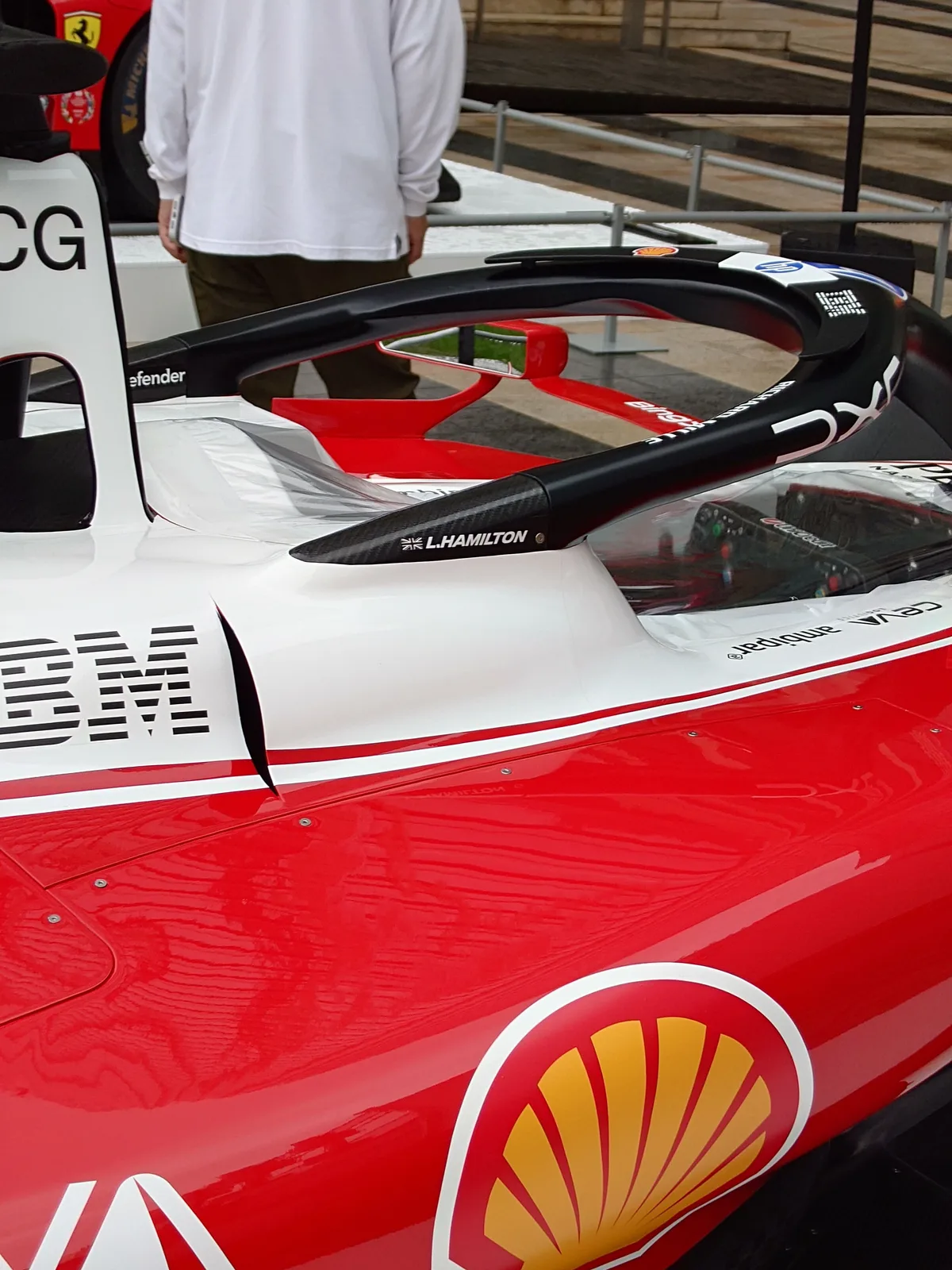 F1マシンのコクピットまわりを寄って撮った写真。ヘイローに「L.HAMILTON」の文字